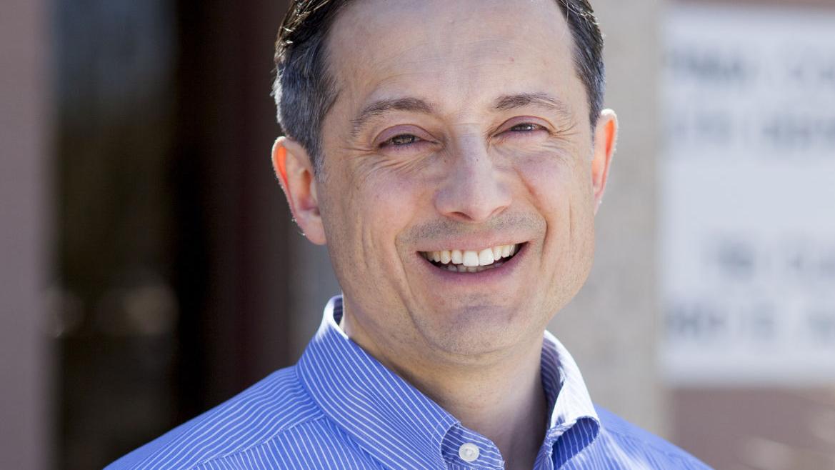 Ante el coronavirus, "no podemos bajar la guardia", dice el Dr. Carlos Pérez, del Condado Pima